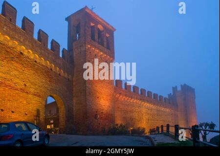 Forteresse, village médiéval de nuit, Gradara, Pesaro, Marche, Italie Banque D'Images