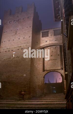 Forteresse, village médiéval de nuit, Gradara, Pesaro, Marche, Italie Banque D'Images