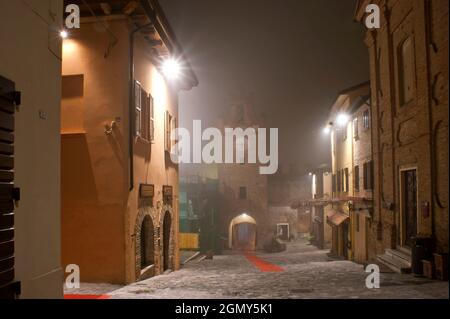 Forteresse, village médiéval de nuit, Gradara, Pesaro, Marche, Italie Banque D'Images