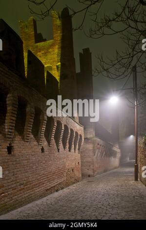 Forteresse, village médiéval de nuit, Gradara, Pesaro, Marche, Italie Banque D'Images