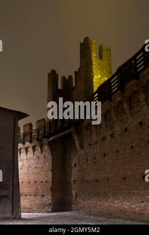 Forteresse, village médiéval de nuit, Gradara, Pesaro, Marche, Italie Banque D'Images