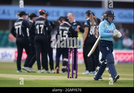 Le Tammy Beaumont d'Angleterre s'en va après avoir été donné LBW pendant le troisième ODI à Uptonsteel County Ground, Leicester. Date de la photo: Mardi 21 septembre 2021. Banque D'Images