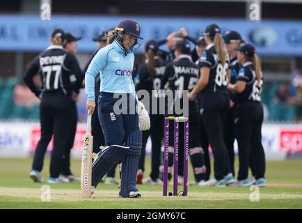 Le Tammy Beaumont d'Angleterre s'en va après avoir été donné LBW pendant le troisième ODI à Uptonsteel County Ground, Leicester. Date de la photo: Mardi 21 septembre 2021. Banque D'Images