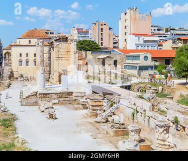 Vue sur les vestiges de la Bibliothèque d'Hadrien et de l'ancienne mosquée de la place Monastiraki, Athènes, Grèce, Europe, Banque D'Images