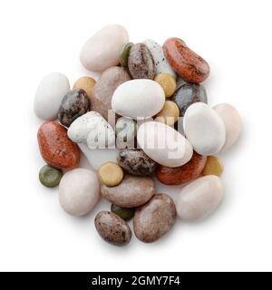 Vue de dessus des bonbons au chocolat en forme de galets isolés sur du blanc Banque D'Images