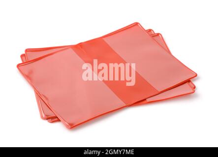 Pile de couvertures de protection de livre en plastique rouge vide isolée sur blanc Banque D'Images