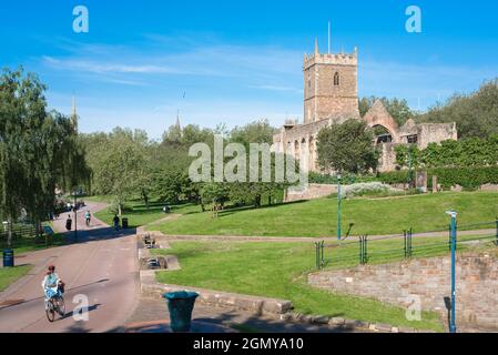 Castle Park Bristol, vue en été de l'église Saint-Pierre située à Castle Park dans le centre de Bristol, Angleterre, Royaume-Uni Banque D'Images