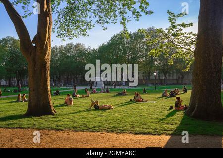 Bristol Park été, vue sur les jeunes se détendant lors d'une soirée d'été à Queen Square, un espace vert populaire dans la ville de Bristol, Angleterre, Royaume-Uni Banque D'Images