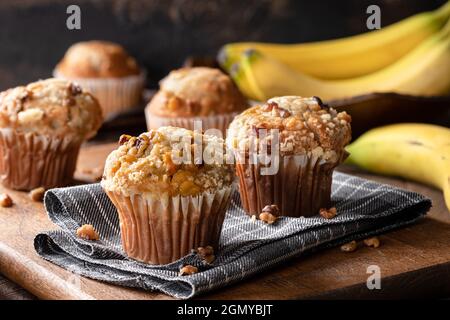 Muffins aux noix de banane sur une serviette en tissu avec bananes en arrière-plan Banque D'Images