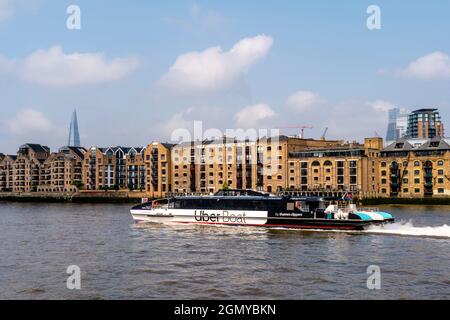 Un Uber Boat sur la Tamise, Londres, Royaume-Uni. Banque D'Images