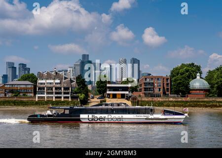 Un Uber Boat sur la Tamise, Londres, Royaume-Uni. Banque D'Images