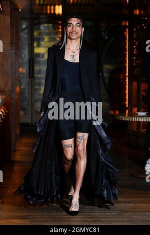Londres, Royaume-Uni. 20 septembre 2021. Le mannequin marche sur la piste au salon de la mode Osman pendant le Spring/Summer 2022 Collections Fashion Show à la London Fashion week à Londres, Royaume-Uni, le 20 septembre 2021. (Photo de Jonas Gustavsson/Sipa USA) crédit: SIPA USA/Alay Live News Banque D'Images