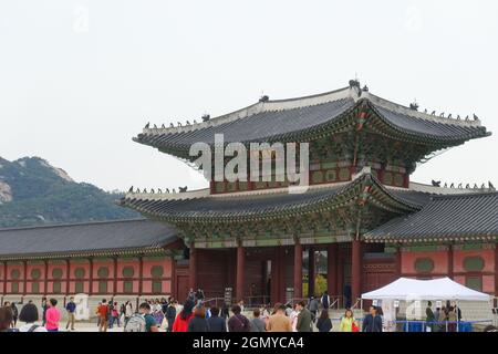 Grande porte d'entrée cérémoniale au Musée National Folk et au Palais Gyeongbokgung de Corée Banque D'Images