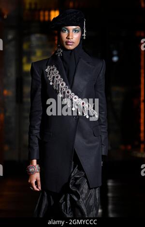 Londres, Royaume-Uni. 20 septembre 2021. Le mannequin marche sur la piste au salon de la mode Osman pendant le Spring/Summer 2022 Collections Fashion Show à la London Fashion week à Londres, Royaume-Uni, le 20 septembre 2021. (Photo de Jonas Gustavsson/Sipa USA) crédit: SIPA USA/Alay Live News Banque D'Images