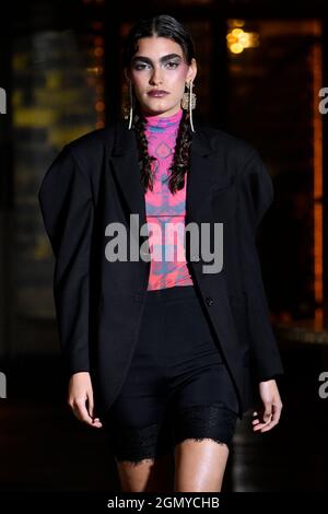 Londres, Royaume-Uni. 20 septembre 2021. Le mannequin marche sur la piste au salon de la mode Osman pendant le Spring/Summer 2022 Collections Fashion Show à la London Fashion week à Londres, Royaume-Uni, le 20 septembre 2021. (Photo de Jonas Gustavsson/Sipa USA) crédit: SIPA USA/Alay Live News Banque D'Images