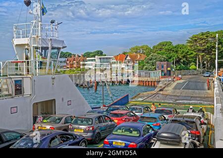 Le ferry de Sandbanks approche du terminal de Sandbanks à Sandbanks, Dorset, Angleterre. Banque D'Images