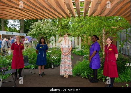 Chelsea, Londres, Royaume-Uni. 20 septembre 2021. Actrice et star d'Call la sage-femme Helen George et son petit ami Jack Ashton se sont joints à un groupe d'infirmières Nightingale dans le jardin Nightingale de Florence. Elle a lu un poème intitulé Je parle pour les infirmières dans le monde entier. Helen attend un bébé qui doit être en décembre. Crédit : Maureen McLean/Alay Banque D'Images