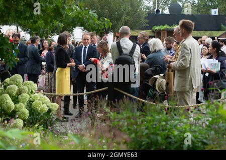 Chelsea, Londres, Royaume-Uni. 20 septembre 2021. Marie-Louise Agius, juge de la RHS (à gauche), parle au secrétaire d'État de la DEFRA, George Ejuge et aux invités du RHS COP26 Garden. Le jardin a été conçu avant la Conférence des Nations Unies sur les changements climatiques COP26 à Glasgow en novembre pour montrer comment les jardins, les plantes et les espaces verts publics peuvent jouer un rôle essentiel dans la protection de la biodiversité, de nos plantes et de nos personnes crédit: Maureen McLean/Alay Banque D'Images