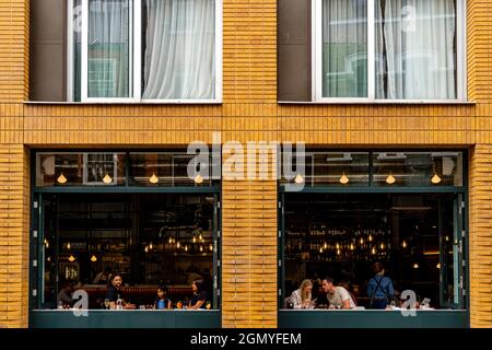 Les gens mangeant un déjeuner dans Un restaurant de Bermondsey Street, Londres, Royaume-Uni. Banque D'Images