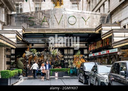 The Savoy Hotel Entrance, The Strand, Londres, Royaume-Uni. Banque D'Images