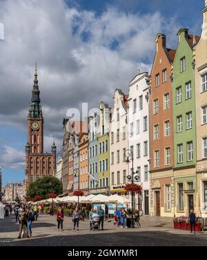 Danzig, Pologne - 2 septembre 2021 : vue sur le long marché et l'hôtel de ville dans le centre historique de Gdansk Banque D'Images