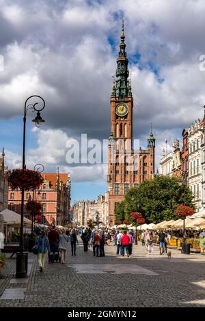 Danzig, Pologne - 2 septembre 2021 : vue sur le long marché et l'hôtel de ville dans le centre historique de Gdansk Banque D'Images