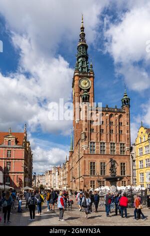 Danzig, Pologne - 2 septembre 2021 : vue sur le long marché et l'hôtel de ville dans le centre historique de Gdansk Banque D'Images