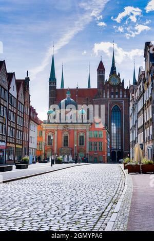 Danzig, Pologne - 2 septembre 2021 : vue sur la chapelle royale et la cathédrale Sainte-Marie dans le centre-ville historique de Gdansk Banque D'Images