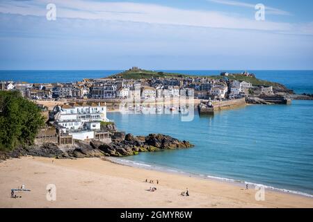 Port de St Ives et plage de Porthminster - en été Banque D'Images