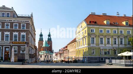 Gniezno, Pologne - 7 septembre 2021 : le centre historique de la vieille ville de Gniezno avec sa cathédrale en arrière-plan Banque D'Images