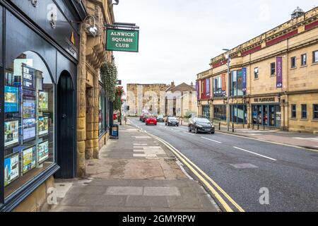 Véhicules traversant l'étroite arche de la tour Bondgate dans la ville d'Alnwick, dans le Northumberland. Banque D'Images