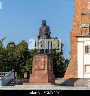 Gniezno, Pologne - 7 septembre 2021 : statue du roi Boleslaw Chrobry en face de la cathédrale royale de Gniezno Banque D'Images