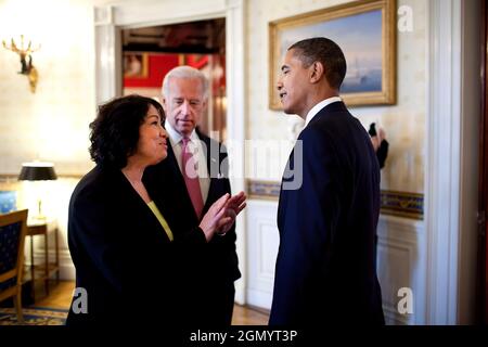 Le président Barack Obama rencontre la juge de la Cour d'appel Sonia Sotomayor, la candidate pour remplacer le juge sortant de la Cour suprême David Souter, et le vice-président Joseph Biden avant une annonce dans la salle de l'est, le 26 mai 2009. (Photo officielle de la Maison Blanche par Pete Souza) cette photo officielle de la Maison Blanche est mise à la disposition des organismes de presse pour publication et/ou pour impression personnelle par le(s) sujet(s) de la photo. La photographie ne peut être manipulée d'aucune manière ou utilisée dans des matériaux, des publicités, des produits ou des promotions qui, de quelque manière que ce soit, suggèrent une approbation ou un endossement Banque D'Images