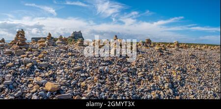 L'art de la pierre, de l'équilibrage de pierres fines sur l'autre sur l'île sacrée de Lindisfarne, Northumberland, Angleterre. Banque D'Images