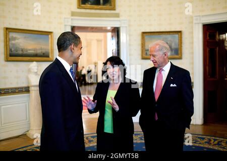 Le président Barack Obama rencontre la juge de la Cour d'appel Sonia Sotomayor, la candidate pour remplacer le juge sortant de la Cour suprême David Souter, et le vice-président Joseph Biden, avant une annonce dans la salle de l'est, le 26 mai 2009. (Photo officielle de la Maison Blanche par Pete Souza)cette photo officielle de la Maison Blanche est mise à la disposition des organismes de presse pour publication et/ou pour impression personnelle par le(s) sujet(s) de la photo. La photographie ne peut être manipulée d'aucune manière ou utilisée dans des matériaux, des publicités, des produits ou des promotions qui, de quelque manière que ce soit, suggèrent une approbation ou un endossement Banque D'Images