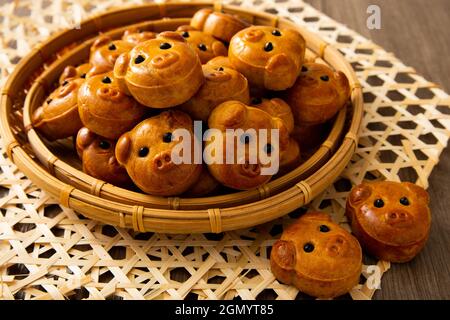 biscuit chinois au mooncake avec visage de porc. Festival de la mi-automne Banque D'Images