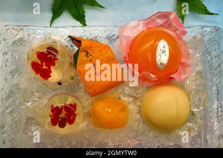 EDGEWATER, NJ -27 MAY 2021- vue des bonbons de mochi de la confiserie japonaise Minamoto Kitchoan au magasin d'alimentation Mitsuwa Marketplace à Edgew Banque D'Images