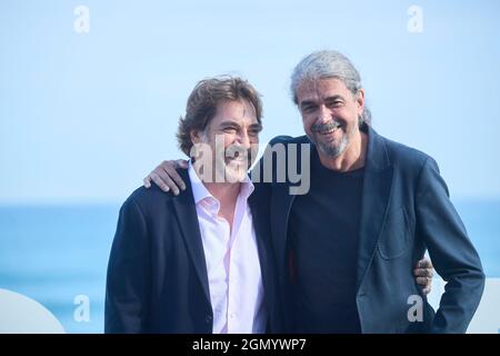 Javier Bardem, Fernando Leon de Aranoa a assisté à 'El buen Patrón' Photocall lors du 69e Festival International du film de San Sebastian au Palais Kursaal le 21 septembre 2021 à Donostia/San Sebastian, Espagne Credit: MPG/Alamy Live News Banque D'Images