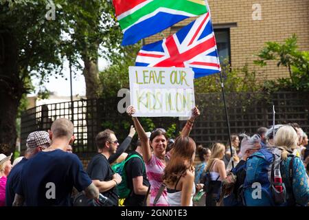 Les personnes contre le vaccin Covid-19 mandats, passeport sanitaire et restrictions défilent lors d'un rassemblement pour la liberté à Londres, le samedi 18 septembre 2021. Banque D'Images