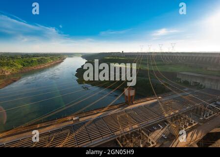 Lignes électriques sortant du barrage hydroélectrique d'Itaipu Banque D'Images