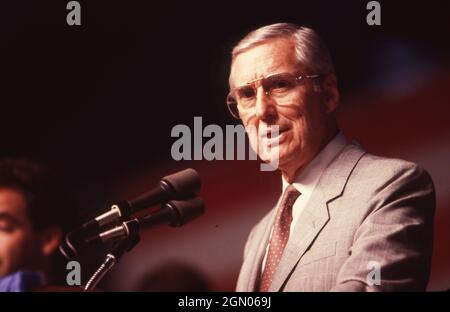 Austin Texas USA, 1987: Le sénateur américain LLOYD BENTSEN du Texas parlant au Capitole du Texas comme président du Comité des finances du Sénat avant d'être choisi en 1988 comme colistier du candidat présidentiel démocrate Michael Dukakis.©Bob Daemmrich Banque D'Images