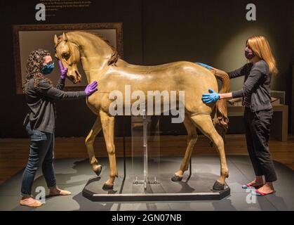 Compton Verney Warwickshire, Royaume-Uni 21 septembre 2021 dans le cadre d'une nouvelle exposition siècles en fabrication, le cheval sculpté en bois de Grinling Gibbons, normalement dans les armureries royales de la Tour de Londres, a été installé à Compton Verney pour marquer le 300e anniversaire de la mort de Gibbons, le 3 août 1721. Paul Quezada-Neiman/Alamy Live News f Banque D'Images