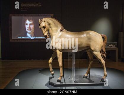 Compton Verney Warwickshire, Royaume-Uni 21 septembre 2021 dans le cadre d'une nouvelle exposition siècles en fabrication, le cheval sculpté en bois de Grinling Gibbons, normalement dans les armureries royales de la Tour de Londres, a été installé à Compton Verney pour marquer le 300e anniversaire de la mort de Gibbons, le 3 août 1721. Paul Quezada-Neiman/Alamy Live News Banque D'Images