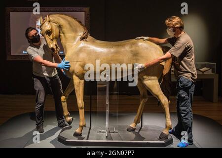 Compton Verney Warwickshire, Royaume-Uni 21 septembre 2021 dans le cadre d'une nouvelle exposition siècles en fabrication, le cheval sculpté en bois de Grinling Gibbons, normalement dans les armureries royales de la Tour de Londres, a été installé à Compton Verney pour marquer le 300e anniversaire de la mort de Gibbons, le 3 août 1721. Paul Quezada-Neiman/Alamy Live News Banque D'Images