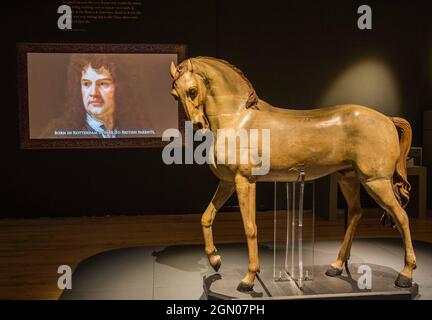 Compton Verney Warwickshire, Royaume-Uni 21 septembre 2021 dans le cadre d'une nouvelle exposition siècles en fabrication, le cheval sculpté en bois de Grinling Gibbons, normalement dans les armureries royales de la Tour de Londres, a été installé à Compton Verney pour marquer le 300e anniversaire de la mort de Gibbons, le 3 août 1721. Paul Quezada-Neiman/Alamy Live News Banque D'Images