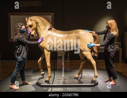 Compton Verney Warwickshire, Royaume-Uni 21 septembre 2021 dans le cadre d'une nouvelle exposition siècles en fabrication, le cheval sculpté en bois de Grinling Gibbons, normalement dans les armureries royales de la Tour de Londres, a été installé à Compton Verney pour marquer le 300e anniversaire de la mort de Gibbons, le 3 août 1721. Paul Quezada-Neiman/Alamy Live News Banque D'Images