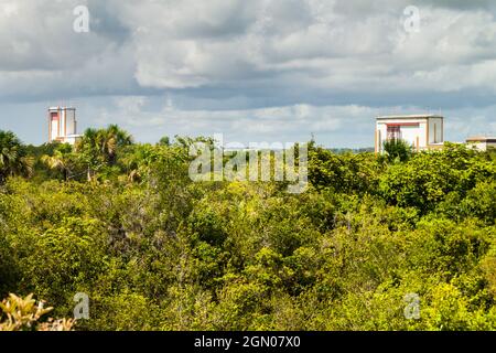 KOUROU, GUYANE FRANÇAISE - 4 AOÛT 2015 : bâtiment d'intégration de lanceur et bâtiment d'assemblage final de la fusée spatiale Ariane 5 au Centre Spatial Guyanais Banque D'Images