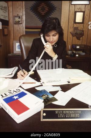 Austin Texas USA, 1987: La Représentante d'État hispanique Lena Guerrero d'Austin au travail dans son bureau de la Maison au Capitole du Texas.©Bob Daemmrich Banque D'Images