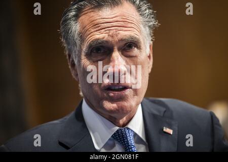 Washington, États-Unis. 21 septembre 2021. Le sénateur républicain de l'Utah Mitt Romney interroge le directeur du FBI Christopher Wray au cours d'une audition pour discuter des menaces à la sécurité 20 ans après les attaques terroristes de 9/11 le mardi 21 septembre 2021 au Capitole des États-Unis à Washington, DC. Photo de piscine par Jim Lo Scalzo/UPI crédit: UPI/Alamy Live News Banque D'Images