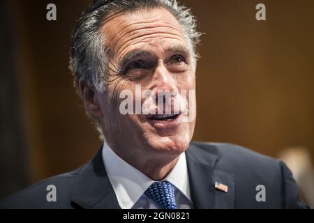 Washington, États-Unis. 21 septembre 2021. Le sénateur républicain de l'Utah Mitt Romney interroge le directeur du FBI Christopher Wray au cours d'une audition pour discuter des menaces à la sécurité 20 ans après les attaques terroristes de 9/11 le mardi 21 septembre 2021 au Capitole des États-Unis à Washington, DC. Photo de piscine par Jim Lo Scalzo/UPI crédit: UPI/Alamy Live News Banque D'Images